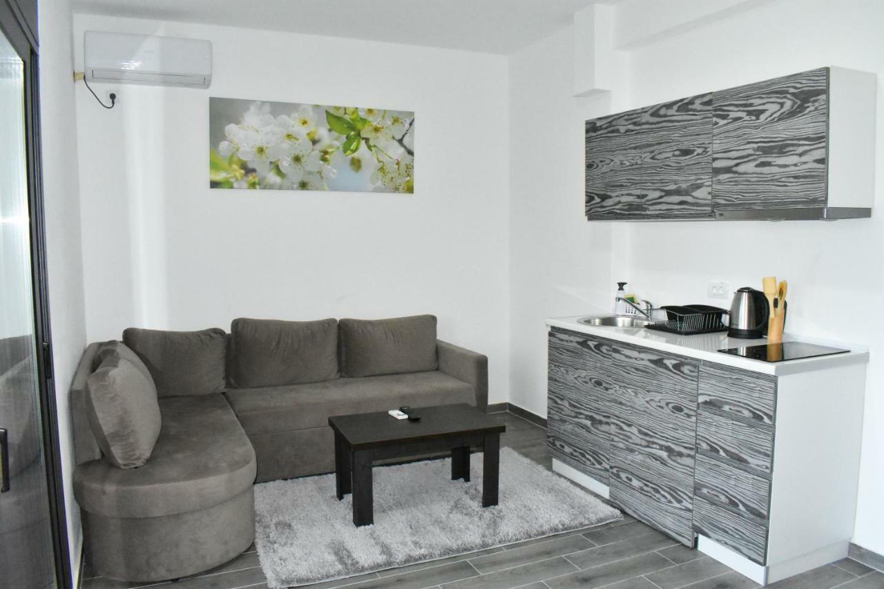 Flo Apartments Ulcinj Bagian luar foto